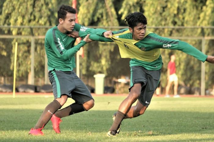   Pemain timnas U-19 Indonesia, Egy Maulana Vikri berduel dengan Irsan Lestaluhu saat pemusatan lati