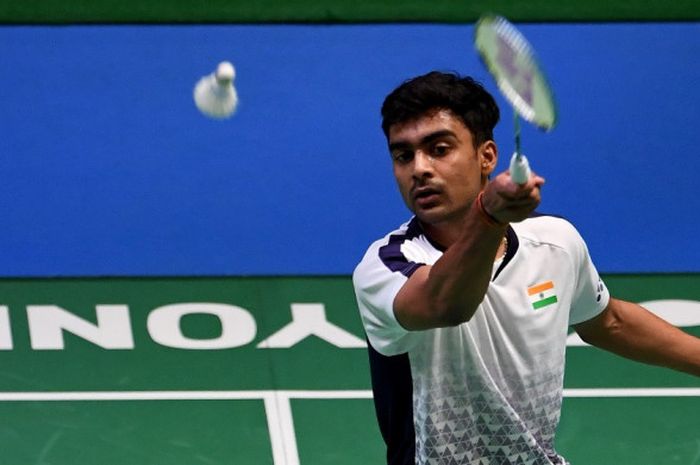 Pebulu tangkis tunggal putra India, Sameer Verma, mengembalikan shuttlecock yang dilepas sang lawan, Shi Yuqi (China), pada laga babak kedua turnamen Jepang Terbuka 2017 di Tokyo, 21 September 2017.