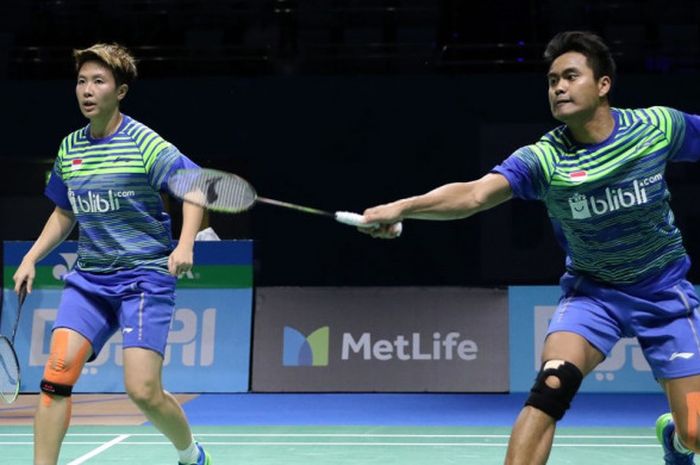 Pasangan ganda campuran Indonesia, Tontowi Ahmad/Liliyana Natsir, saat menjalani laga penyisihan Grup B melawan Chris Adcock/Gabrielle Adcock (Inggris) pada turnamen BWF Superseries Finals 2017 di Hamdan Sports Complex, Dubai, Uni Emirat Arab, Kamis (14/12/2017).