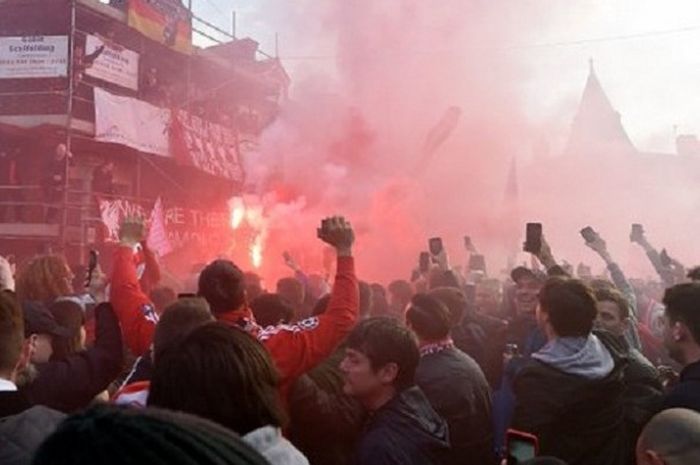 Para suporter Liverpool tengah berkumpul untuk mendukung klub kesayangannya. 