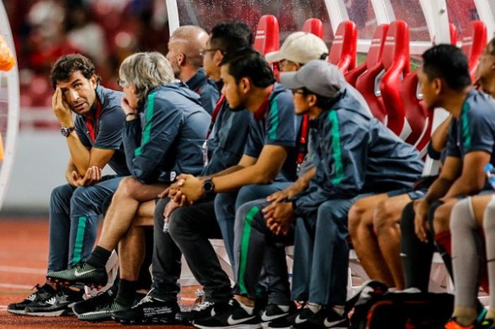 Pelatih tim nasional Indonesia, Luis Milla (paling kiri), sedang mengamati permainan anak asuhnya pada laga melawan Islandia, di Stadion Utama Gelora Bung Karno, Senayan, Jakarta, Minggu (14/1/2018).