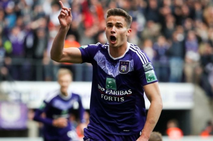 Aksi Leander Dendoncker saat merayakan gol buat Anderlecht ke gawang Club Brugge di Brussels, 23 April 2017.