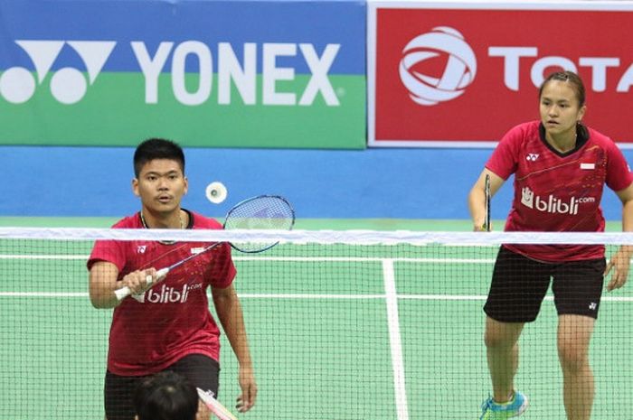 Pasangan ganda campuran Indonesia, Praveen Jordan/Melati Daeva Oktavianti, mengembalikan kok ke arah He Jiting/Du Yue (China) pada semifinal India Terbuka yang berlangsung di Siri Fort Indoor Stadium, Sabtu (3/2/2018).