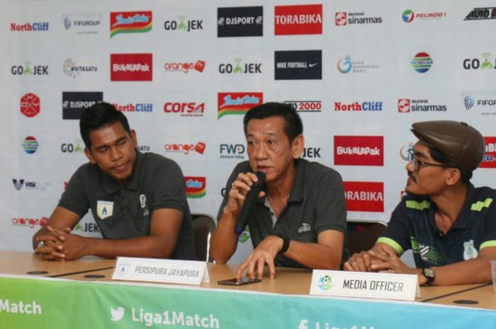 Asisten pelatih Persipura, Tony Ho (tengah), bersama kiper Dede Sulaiman (kiri) dalam konferensi pers di Stadion Mini Kebun Bunga, Rabu (11/7/2018), menjelang laga kontra tuan rumah PSMS Medan.