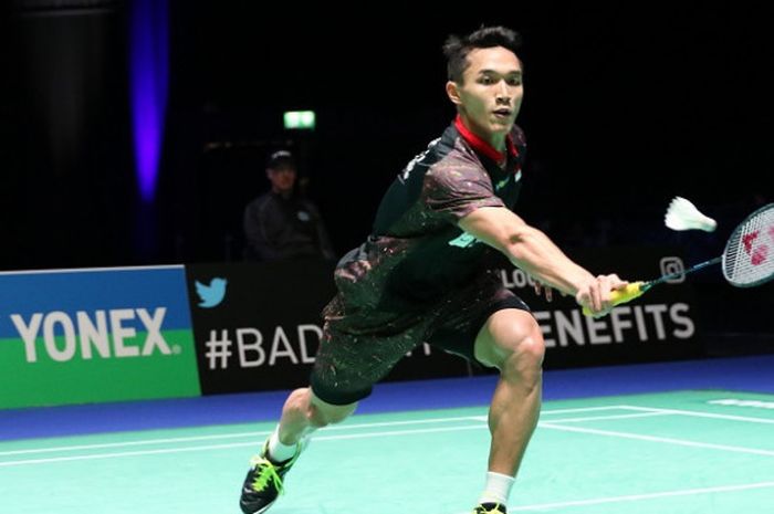 Pebulu tangkis tunggal putra Indonesia, Jonatan Christie, mengembalikan kok kepada Son Wan-ho, pada babak kedua All England 2018 yang berlangsung di Arena Birmingham, Kamis (15/3/2018).