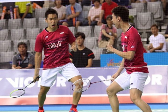 Pasangan ganda putra Indonesia, Marcus Fernaldi Gideon/Kevin Sanjaya Sukamuljo, melakukan selebrasi setelah mengalahkan Takeshi Kamura/Keigo Sonoda (Jepang) pada babak semifinal Korea Terbuka yang berlangsung di SK Handball Stadium, Sabtu (16/9/2017).