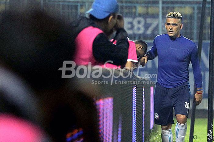 Striker Arema FC, Cristian Gonzales, menemui penggemarnya usai melakoni laga pekan ke-32 Liga 1 melawan Semen Padang di Stadion Kanjuruhan Malang, Jawa Timur, Sabtu (04/11/2017) malam.