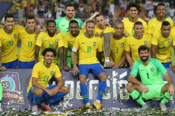 Usai mengalahkan Argentina dengan skor 1-0 di Stadion King Abdullah Sport City, Jeddah, Arab Saudi, pada 16 Oktober 2018, awak timnas Brasil meraih trofi dari turnamen mini bertajuk Super Clasico tersebut.