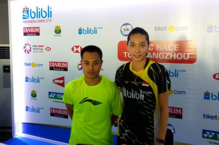 Pasangan ganda campuran Indonesia, Hafiz Faizal/Gloria Emanuelle Widjaja, menghadiri konferensi pers seusai laga semifinal Indonesia Open 2018, di Istora Senayan, Jakarta, Sabtu (7/7/2018).