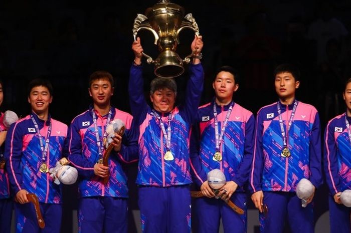 Pelatih kepala Korea Selatan, Kang Kyung-jin, mengangkat trofi Piala Sudirman 2017 setelah mengalahkan juara bertahan China, 3-2, pada babak final yang berlangsung di Carrara Indoor Sports Stadium, Gold Coast, Australia, Minggu (28/5/2017).