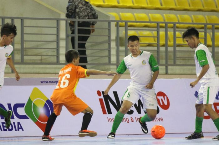 Pemain Jawa Tengah (kaus oranye) mencoba merebut bola dari kaki pemain Sumatera Utara pada babak delapan besar FFI Futsal Championship 2017 di GOR Jatinangor, Sumedang, Jawa Barat, Jumat (15/9/2017).