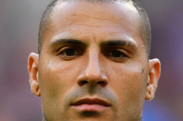 Perhatikan gambar tetesan air mata di ppipi kanan Ricardo Quaresma