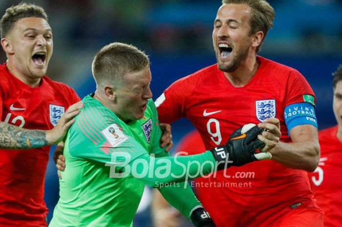 Kiper timnas Inggris, Jordan Pickford, diselamati rekan setimnya setelah tampil hebat dalam adu penalti kontra Kolombia di babak 16 besar Piala Dunia 2018.