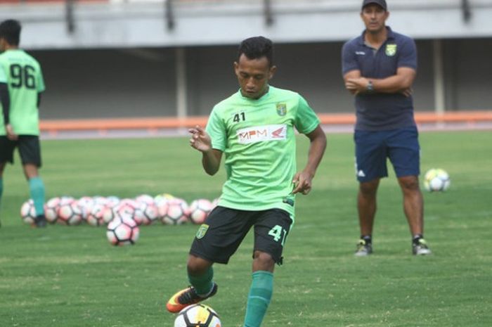  Pemain depan Persebaya, Irfan Jaya melakukan tendangan shooting pada latihan di Gelora Bung Tomo 