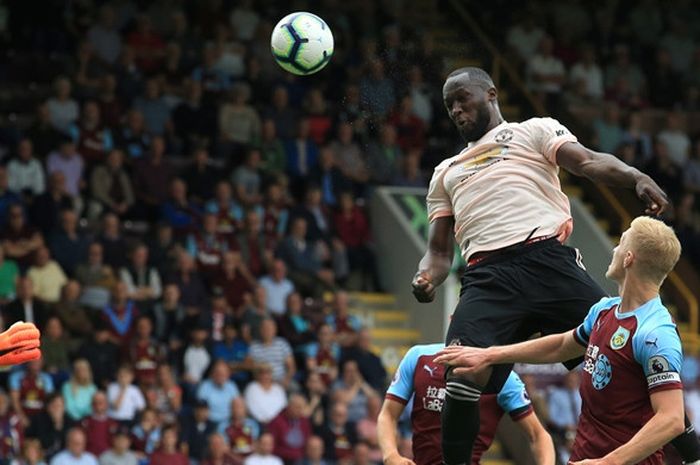 Penyerang Manchester United, Romelu Lukaku (kedua dari kanan), mencetak gol via sundulan dalam laga Liga Inggris kontra Burnley di Stadion Turf Moor, Burnley pada 2 September 2018.