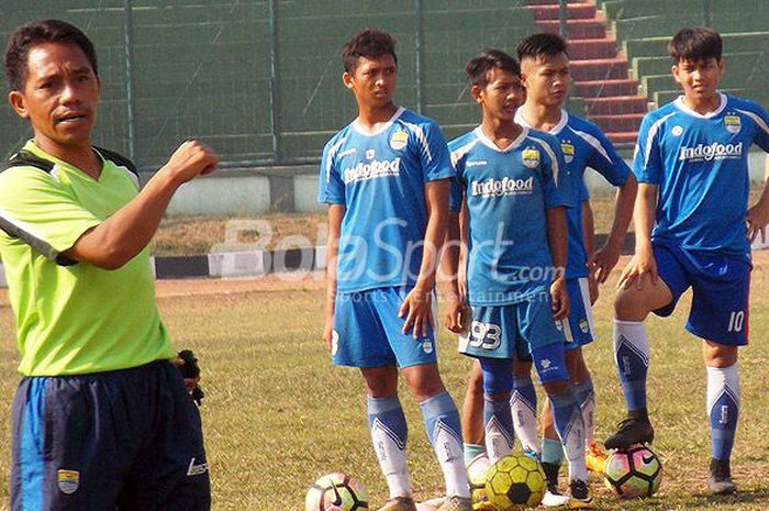 Pelatih Persib U-19, Budiman (kiri), memberi arahan saat memimpin latihan di Lapangan Pusenif Bandung, 21 September 2017.