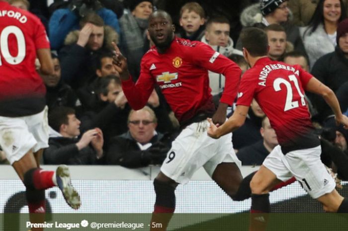 Pemain Manchester United, Romelu Lukaku, merayakan gol yang dicetaknya ke gawang Newcastle United pada pertandingan pekan ke-21 Liga Inggris 2018-2019 di Stadion St. James Park, Rabu (2/3/2018).