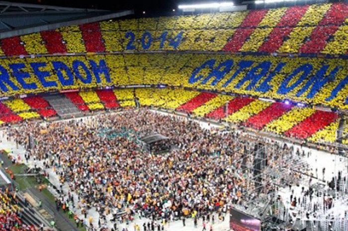 Warga Catalan tuntun kemerdekaan Catalonia pada tahun 2015 di Stadion Camp Nou, Barcelona.