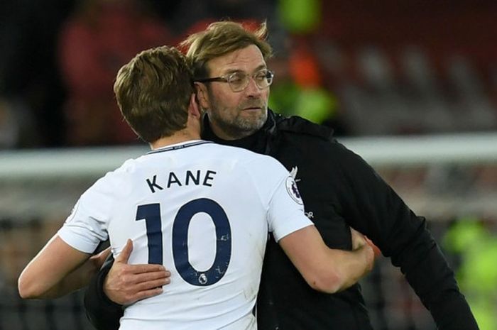   Manajer Liverpool FC, Juergen Klopp, memberikan selamat kepada striker Tottenham Hotspur, Harry Kane, seusai laga Liga Inggris di Stadion Anfield, Liverpool, pada 4 Februari 2018.  