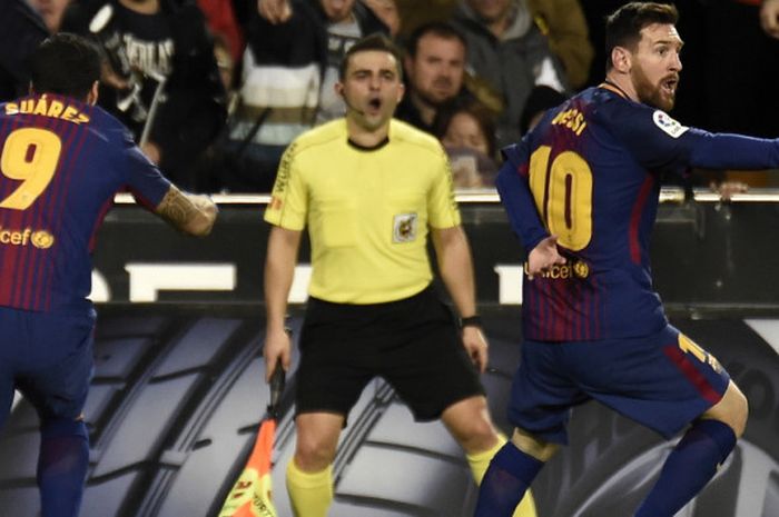 Penyerang FC Barcelona, Lionel Messi (kanan) dan Luis Suarez, melakuklan protes kepada wasit karena tidak mensahkan golnya ke gawang Valencia dalam laga La Liga Spanyol 2017-2018 di Stadion Mestalla, Valencia, Spanyol, pada Minggu (26/11/2017).