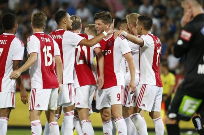 Para pemain Ajax Amsterdam merayakan gol Klaas-Jan Huntelaar ke gawang Sturm Graz dalam partai Liga Champions di Graz, Austria, 1 Agustus 2018.