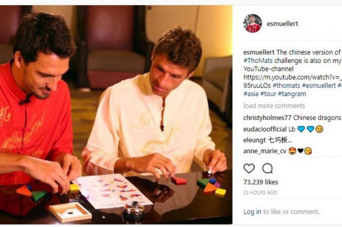 Mats Hummels dan Thomas Muller memainkan Tangram di Shanghai, China, pada Minggu (23/7/2017).