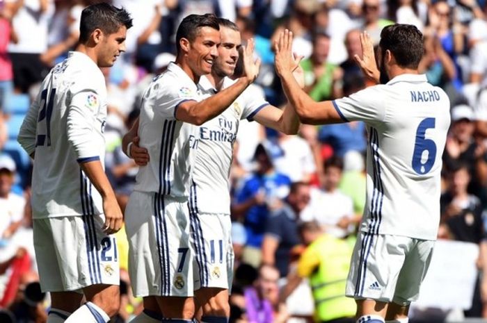 Megabintang Real Madrid, Cristiano Ronaldo, melakukan selebrasi bersama Gareth Bale, Alvaro Morata, dan Nacho di pertandingan melawan Osasuna, Sabtu (10/9/2016) malam WIB, di Stadion Santiago Bernabeu.