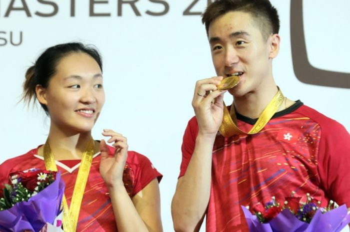 Ganda campuran, Tang Chun Man/Tse Ying Suet (Hong Kong) merayakan keberhasilan mereka memenangi turnamen Malaysia Masters 2018 yang berlangsung di Axiata Arena, Kuala Lumpur (21/1/2018).