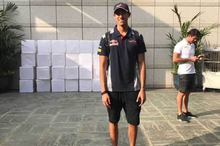 Sean Gelael dan Norman Nato (berbaju putih) di Hotel Ritz Carlton Singapura jelang pada Kamis (14/9/2017).