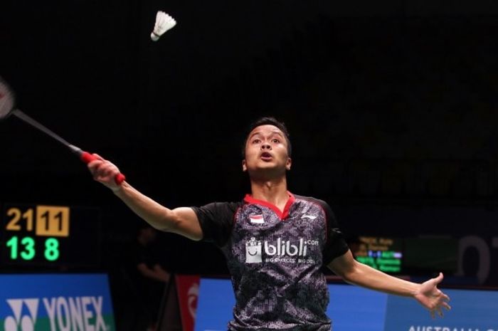 Pebulu tangkis tunggal putra nasional, Anthony Sinisuka Ginting, berupaya menjangkau kok yang dipukul Viktor Axelsen (Denmark) pada laga partai kedua babak penyisihan grup 1D Piala Sudirman di Carrara Indoor Sports Stadium, Gold Coast, Australia, Rabu (24/5/2017). Anthony menang 13-21, 21-17, 21-14.