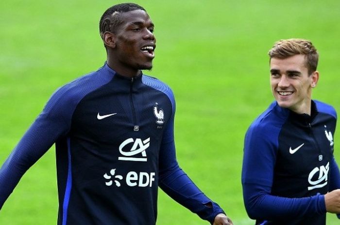  Dua pemain tim nasional Perancis, Paul Pogba dan Antoine Griezmann (kanan), menjalani sesi latihan di Austria, pada 1 Juni 2016. 