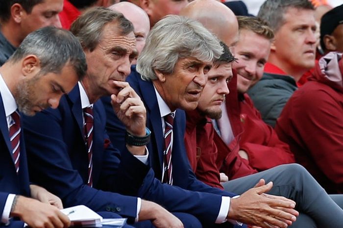 Pelatih West Ham United, Manuel Pellegrini (tengah), menyaksikan anak-anak asuhnya bertanding dalam laga Liga Inggris kontra Arsenal di Stadion Emirates, London pada 25 Agustus 2018.