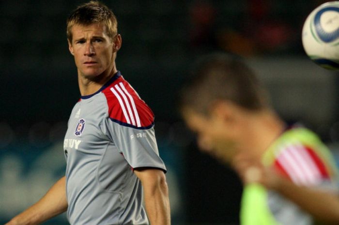 Striker Chicago Fire, Brian McBride, dalam sesi pemanasan jelang laga terakhirnya di Major League Soccer sebelum pensiun di akhir musim 2010 menghadapi Chivas USA in Carson, Amerika Serikat, pada 23 Oktober 2010.