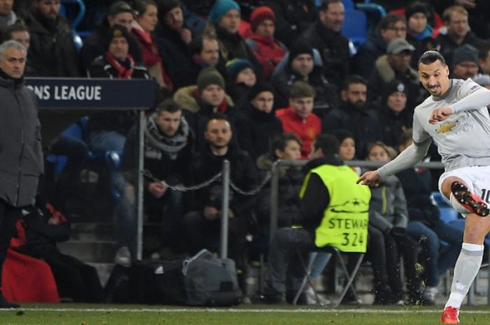 Striker Manchester United, Zlatan Ibrahimovic (kanan), menendang bola dalam laga Grup A Liga Champions kontra FC Basel di Stadion Saint Jakob-Park, Basel, Swiss, pada 22 November 2017.