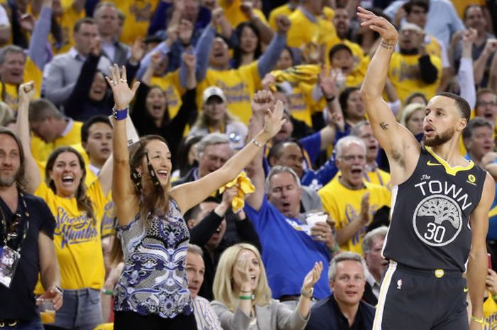 Aksi Stephen Curry yang memasukkan tembakan tiga poin disambut meriah oleh para penggemarnya, Rabu (2/5/2018).