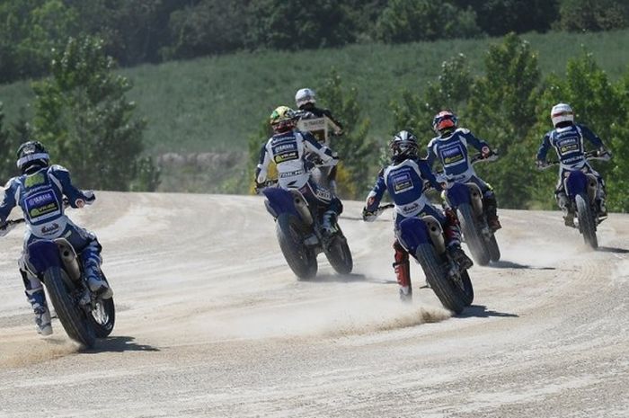 Para pebalap muda peserta VR46 Master Camp, termasuk Anggi Setiawan dari Indonesia, berlatih flat track di Motor Ranch milik Valentino Rossi di Tavullia, Italia, Rabu (10/5/2017).