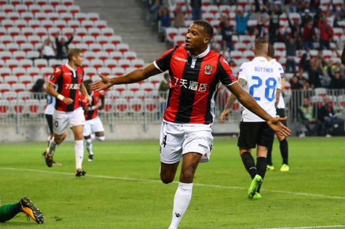 Pemain sayap OGC Nice, Alassane Plea, merayakan gol yang dia cetak ke gawang Vitesse dalam laga Grup K Liga Europa di Stade de Nice, Nice, Prancis, pada 28 September 2017.