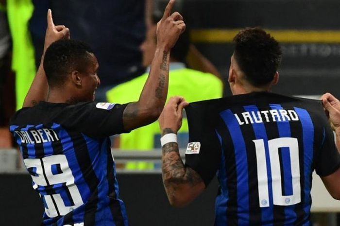 Lautaro Martinez (kanan) mencetak gol Inter Milan ke gawang Cagliari dalam partai Liga Italia di Stadion Giuseppe Meazza, Milan, 29 September 2018.