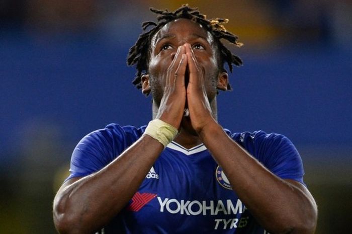 Penyerang Chelsea, Michy Batshuayi, beraksi dalam pertandingan Piala Liga melawan Bristol Rovers di Stamford Bridge, London, Inggris, 23 Agustus 2016.