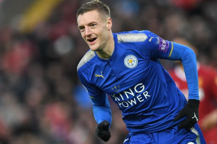 Striker Leicester City, Jamie Vardy, merayakan gol ke gawang Liverpool dalam laga Liga Inggris di Stadion Anfield, Sabtu (30/12/2017).