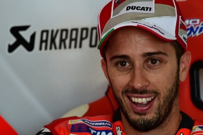 Pebalap Ducati Team asal Italia, Andrea Dovizioso, menunggu di paddock pada sesi latihan kedua GP Sa