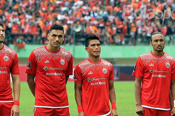 Pemain Persija Jakarta (kiri-kanan): Marko Simic, Jaimersn Da Silva, Sandi Darma Suthe, Rohit Chan, dan Novri Setiawan, berpose menjelang dimulainya laga melawan Mitra Kukar pada babak 8 Besar Piala Presiden 2018 di Stadion Manahan Solo, Jawa Tengah, Minggu (04/02/2018) sore.