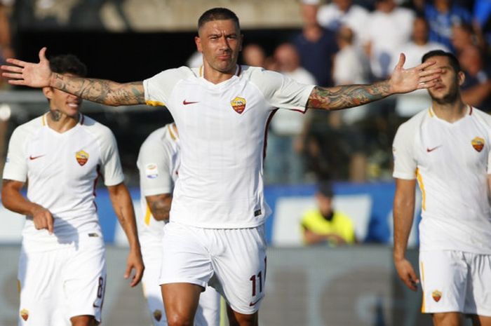 Bek AS Roma, Aleksandar Kolarov, merayakan gol yang dia cetak ke gawang Atalanta dalam laga Liga Italia di Stadion Atleti Azzurri d'Italia, Bergamo, pada 20 Agustus 2017.