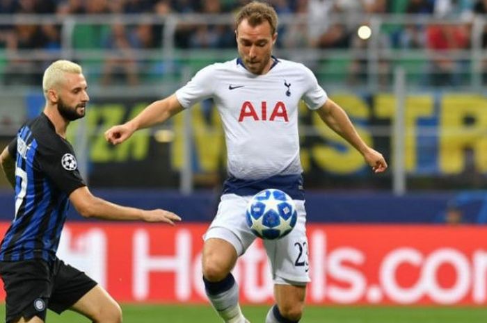 Aksi Christian Eriksen (kanan) mengontrol bola di tengah kawalan Marcelo Brozovic dalam partai Liga Champions Inter Milan kontra Tottenham Hotspur di Stadion Giuseppe Meazza, Milan, 18 September 2018.