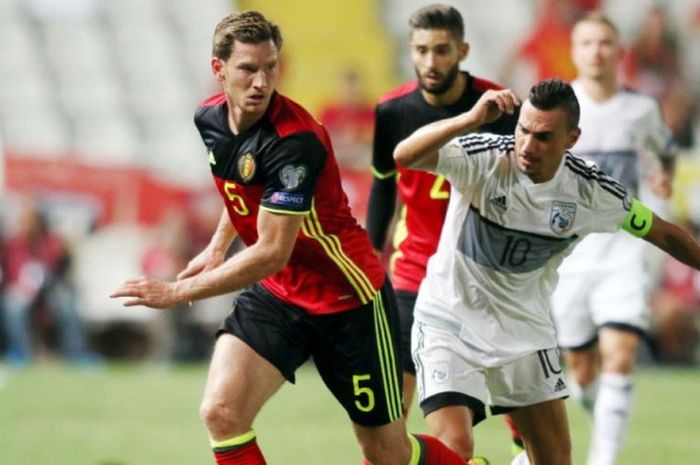 Bek timnas Belgia, Jan Vertonghen (kiri), beraksi dalam partai Kualifikasi Piala Dunia 2018 lawan Siprus di Stadion GSP, Nikosia, 6 September 2016.