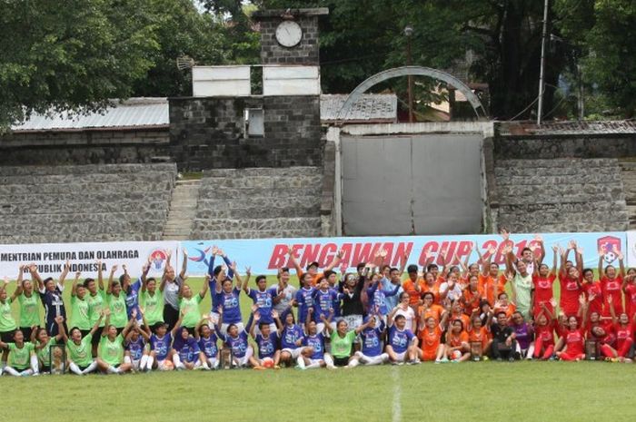 Tim-tim peserta Bengawan Cup II berpose di Stadion R Maladi, Sriwedari, Solo, Sabtu (31/12/2016).