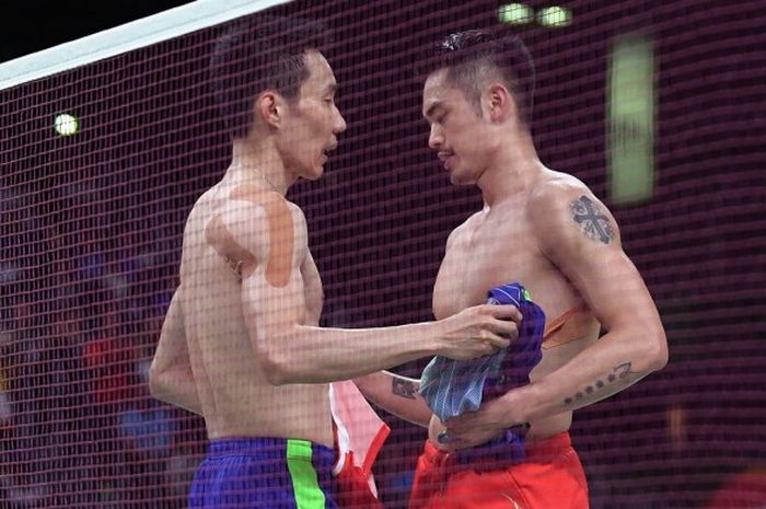  Pebulu tangkis tunggal putra nomor satu dunia dari Malaysia, Lee Chong Wei, bertukar kaos dengan lawannya, Lin Dan (China), seusai menyelesaikan pertandingan babak semifinal Olimpiade Rio di Riocentro Pavilion 4, Rio de Janeiro, Brasil, Jumat (19/8/2016). Lee menang dengan rubber game, 15-21, 21-11, 22-20. 