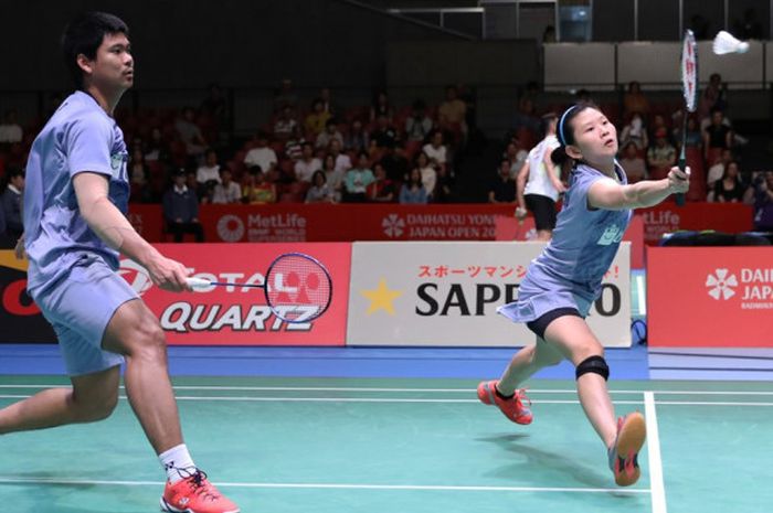 Pasangan ganda campuran Indonesia, Praveen Jordan/Debby Susanto, saat menjalani laga melawan Wang Chi-Lin/Lee Chia Hsin (Taiwan) pada perempat final turnamen Jepang Terbuka di Tokyo Metropolitan Gymnasium, Jumat (22/9/2017). Praveen/Debby menang dengan skor 18-21, 21-18, 21-16.