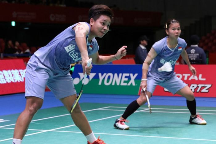 Pasangan ganda putri Indonesia, Greysia Polii/Apriani Rahayu, saat menjalani laga melawan Misaki Matsutomo/Ayaka Takahashi (Jepang) pada babak kedua turnamen Jepang Terbuka di Tokyo Metropolitan Gymnasium, Kamis (21/9/2017). Greysia/Apriani kalah dengan skor 15-21, 21-12, 15-21.