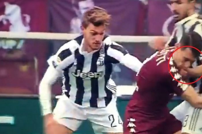 Girogio Chiellini memukul Andrea Belotti pada laga Torino versus Juventus, Minggu (18/2/2018).